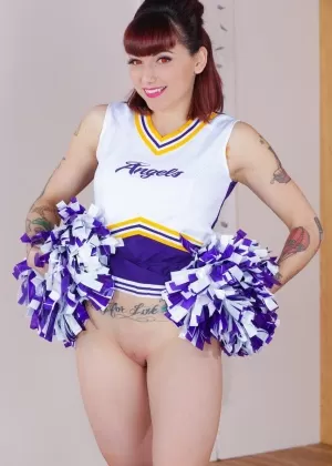 Блондинка с косичками показывает голую киску под юбкой с вставкой игрушки на открытом воздухе