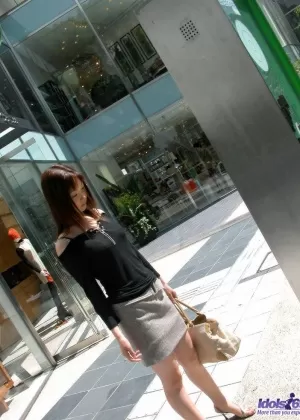 Японка Ре обнажила свои сиськи перед публичным минетом