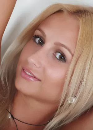 Русская соло девушка со светлыми волосами демонстрирует свою лысую киску в обнаженном виде