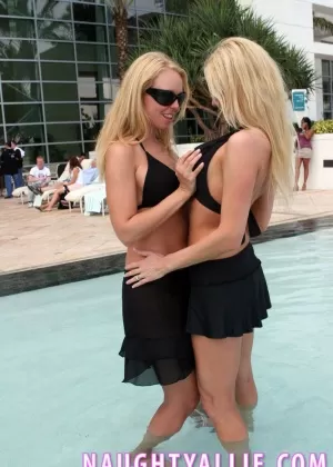 Блондинка порнозвезда Бри Олсен обнажает сиськи перед живым лесбийским секс-шоу