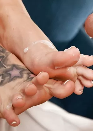 Пышная милфа Джини Мари сосет яйца, а затем жестко скачет на члене