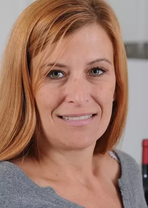 Пожилая дама с рыжими волосами Anita Coxxx демонстрирует свою влажную киску на кухонном табурете