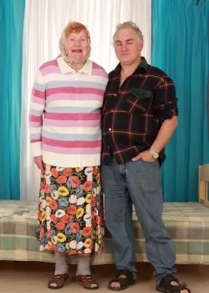 Пожилая любительница вкусняшек Трикси выставляет напоказ свои красивые большие сиськи у штакетника