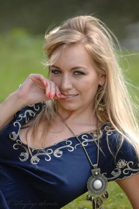 Британская любительница Хейли Мари Коппин обнажается в общественном парке