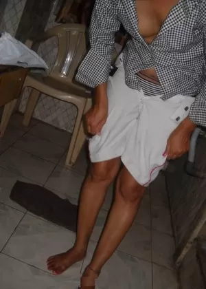 Индийские близнецы Прити и Прия освобождают свои круглые сиськи от коротких платьев