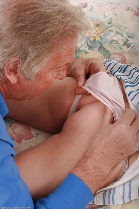 Любительская бабуля Анджелина удивительный жесткий секс в спальне