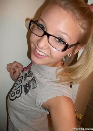 Миниатюрный новичок делает зеркальные селфи в очках на 22615546