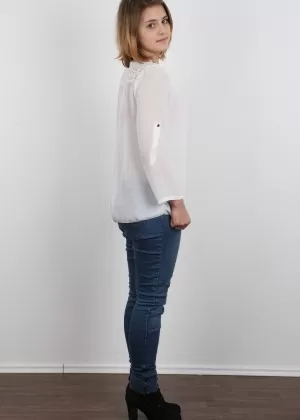 Тучная соло-девушка София Роуз распаковывает массивные сиськи в рваных синих джинсах