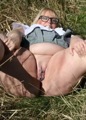 Толстушки с волнистыми светлыми волосами обнажают свои гигантские груди у воды