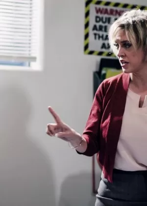 Учительница милф в очках Diana Doll раздвигает ноги для жесткого траха