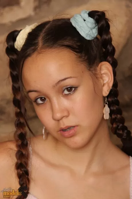 Крошечная азиатка Амаи Лив демонстрирует свою тугую киску после стриптиза