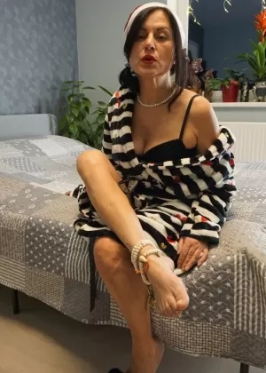 Зрелая любительница Диана Ананта играет со своими босыми ногами во время не обнаженного действия