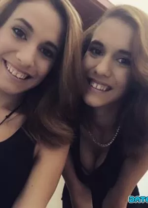 Девочки-близнецы делают селфи одетыми и в нижнем белье