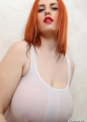 Пухленькой любительнице Дейзи Леон нужно поиграть со своим кустом после прочтения непристойного романа