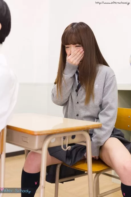 Симпатичная азиатка раздевается до белых гольфов, чтобы показать свою тугую киску