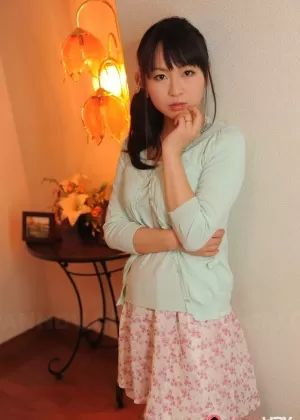 Симпатичный японский подросток Рейка Шиина сверкает хлопчатобумажными трусиками с твердыми как камень сосками