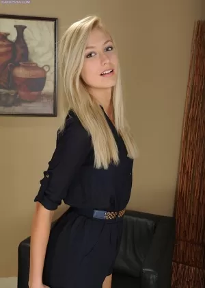 Миниатюрная блондинка-новичок Алекса Грейс раздевается для фотографий в обнаженном виде