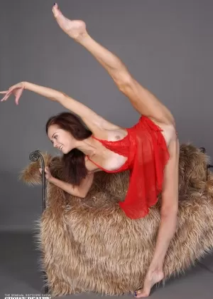 Гибкая молодая Матильда в прозрачном нижнем белье растягивает свои длинные ноги, чтобы показать киску