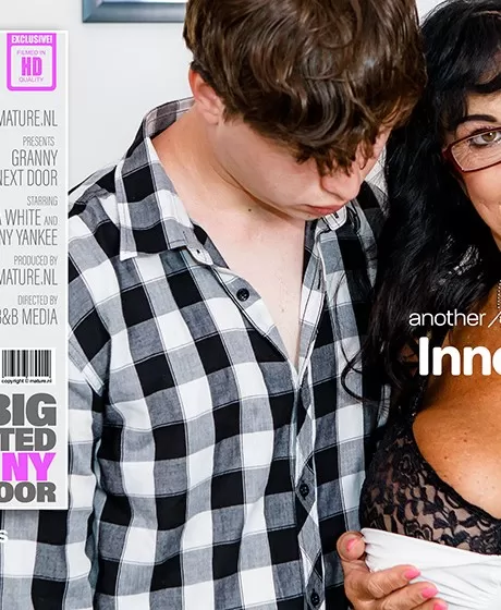 Пожилая женщина Инна Уайт занимается сексом на кровати со своим гораздо более молодым л 11