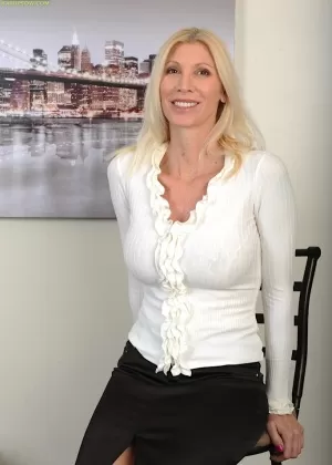 Зрелая блондинка МИЛФА в камео позирует полностью одетой в юбке и на каблуках