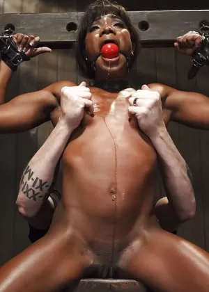 Симпатичную блондиночку Голди Раш порют и мастурбируют до оргазма