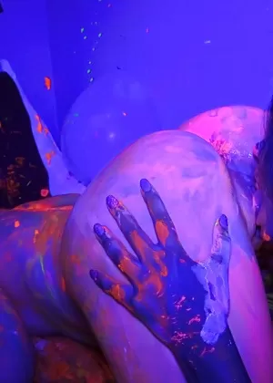 Молодая красотка с бабушкой лесбиянкой дразнит киски на открытом воздухе