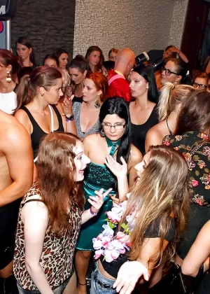 Джесси Роджерс и ее молодые друзья веселятся как шлюхи на этом празднике сосания в общежитии