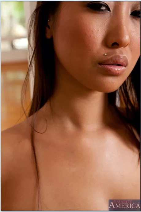 Сексуальная азиатская жена Мика Тан показывает огромные сиськи из прозрачного нижнего белья