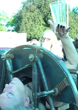 Молодая японская девушка Куми снимает юбку и каблуки, чтобы позировать обнаженной в гостиничном номере