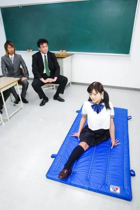 Сексуальная киска раздвигается и позирует с любительской азиаткой Голди Локк