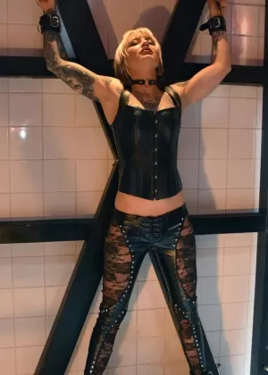 Женщина-секс-рабыня Эндза Адэр проходит через свои действия во время секс-шоу в прямом эфире