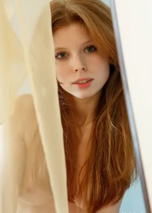 Молодая натуральная рыжеволосая Хелена принимает отличные позы, будучи полностью обнаженной