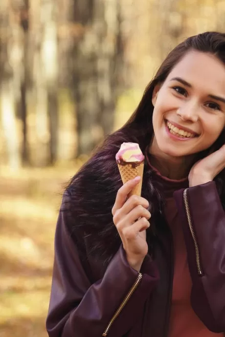Милая русская девушка Леона Миа ест мороженое в ле 1