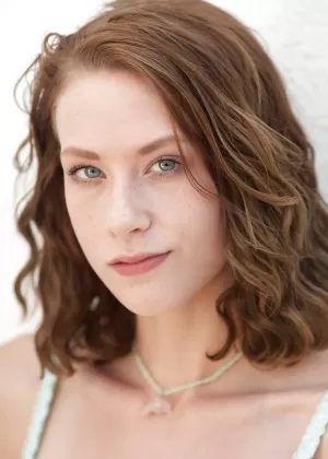 Выдающаяся молодая брюнетка Аня Амсель демонстрирует свою подстриженную пизду