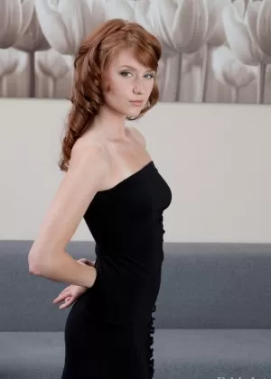 Натуральная рыжеволосая Номи стягивает и задирает свое черное платье, чтобы показать свой товар