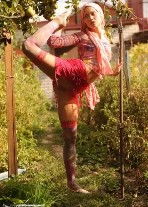 Худенькая блондинка Дженни раздевается догола под грушевым деревом на ферме