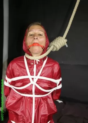 Тощую любительскую цыпочку связывает и пытает ее хозяин