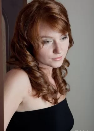 Натуральная рыжеволосая Номи стягивает и задирает свое черное платье, чтобы показать свой товар