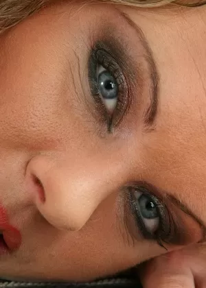 Обнаженная милфа с красивыми сиськами и подстриженной киской играет с металлическим вибратором