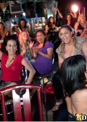 Горячая жена Кристина Рогоносец переодевается в чулки и подвязки после унизительного секса