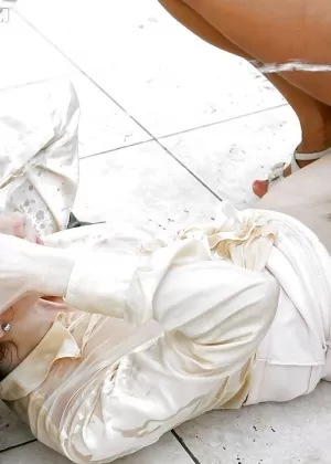 Миниатюрная евро-подросток Джанет делает свою бритую киску мокрой в гольфах до колен