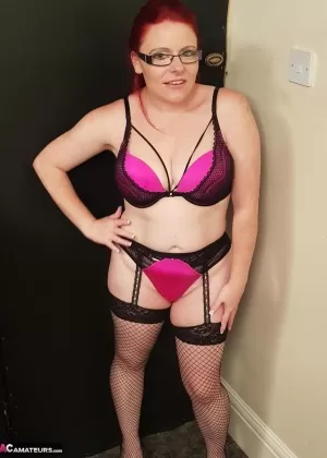 Рыжеволосая Молли Фоксх средних лет показывает свою бритую киску в очках