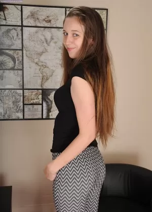 Зрелая толстушки Риа Блэк теребит пальцами свою пизду после того, как обнажила свои обвисшие сиськи