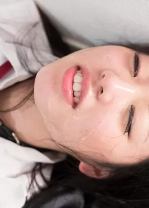 Голая японская цыпочка истекает спермой изо рта после траха на лице