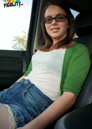 Занудная цыпочка Дженнифер Блисс получает сперму на очки hr от Райана Мэдисона