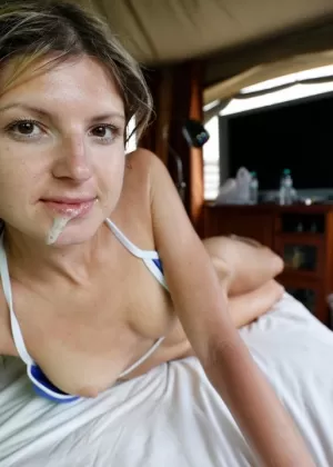 Темноволосая цыпочка Джессика Джеймс делает минет в кроличьих ушках