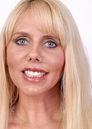 Большая сиськастая блондинка МИЛФА Карен Фишер демонстрирует свое великолепное тело в нижнем белье