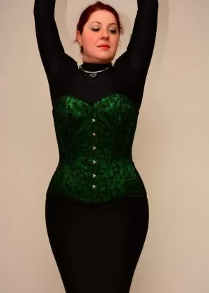 Шлюха от боли Тесс Даггер раздета до колготок, пока ее держат в рабстве