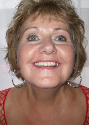 Зрелая леди Грудастая Блисс демонстрирует свои большие натуральные сиськи в сетчатом платье