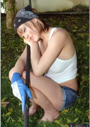 Сногсшибательный подросток-любитель с массивными дынями готовится к массажу